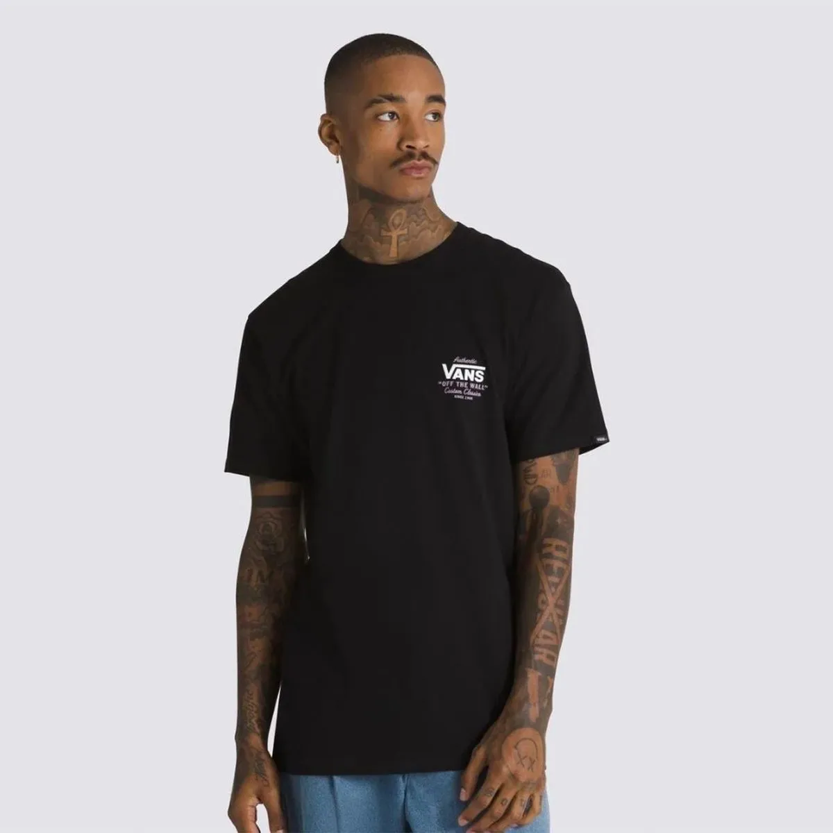VA-T--0417 (3) Vans MN HOLDER ST CLASSIC men's T shirt in Black - Image 1